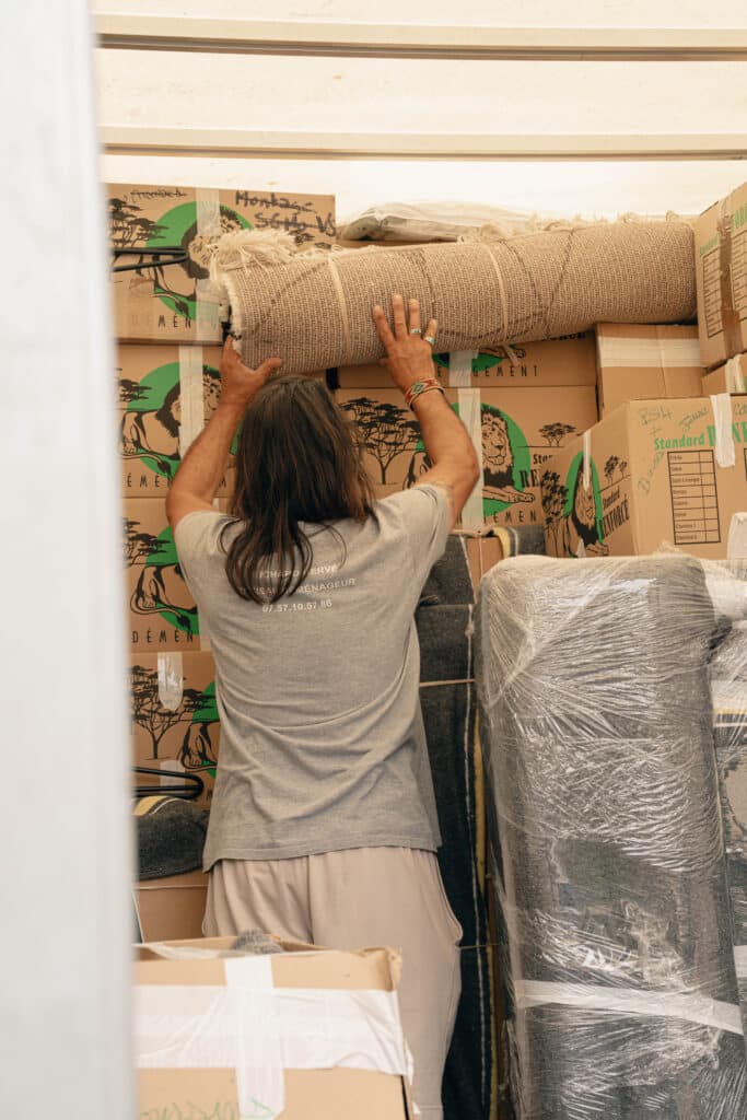 L'Indien Déménagement charge du mobilier dans un camion