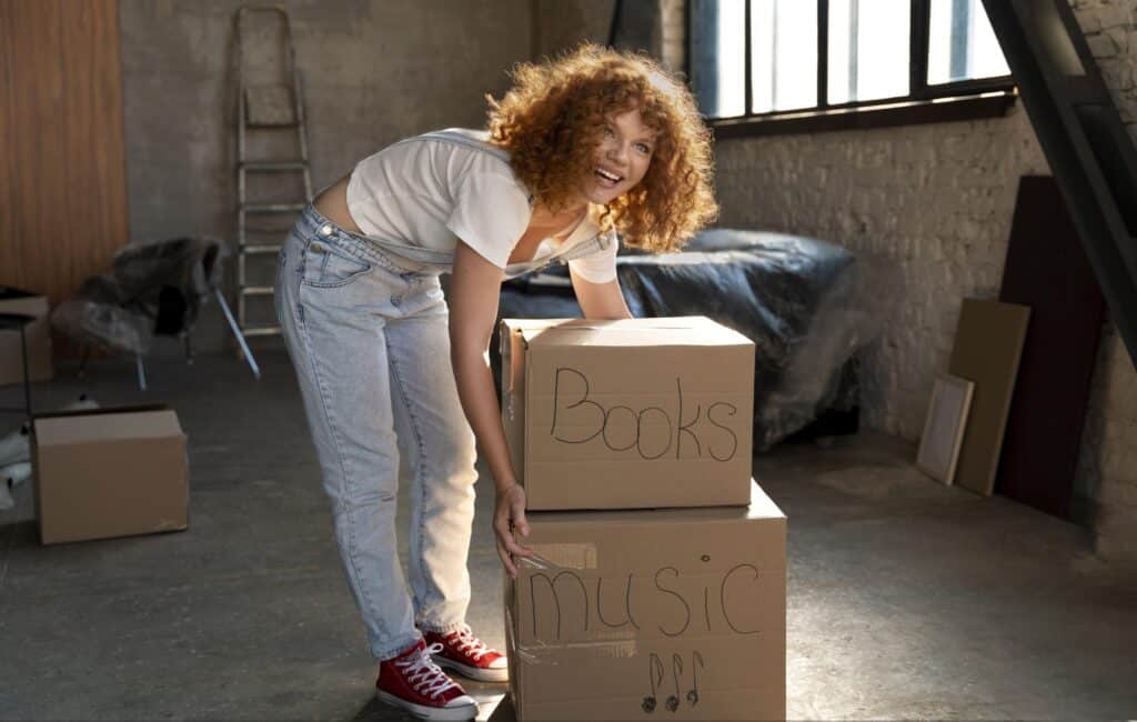 une femme déménage des cartons des livres