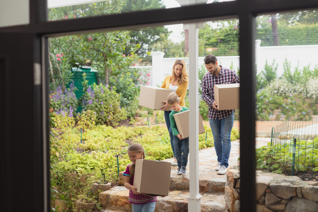 Déménagement de famille par saison estivale.